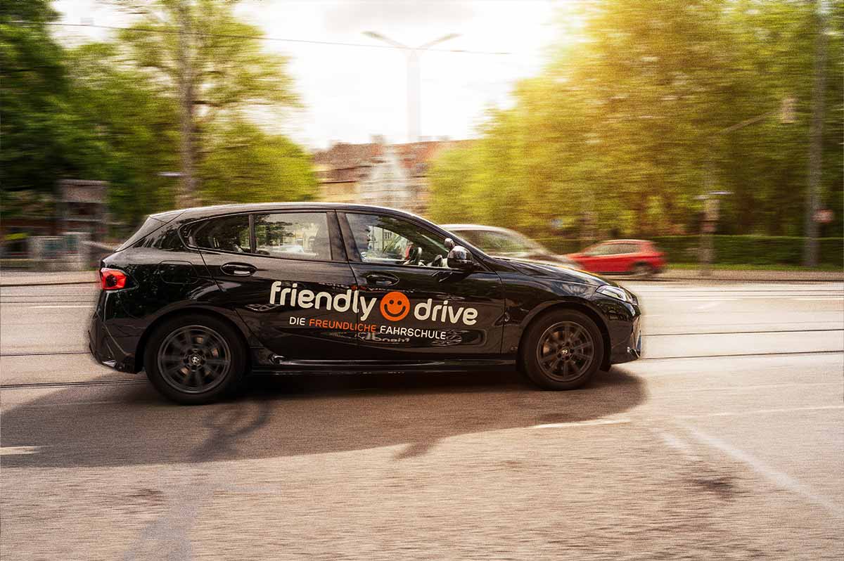 Friendly Drive Fahrschulauto unterwegs in München Blumenau-Hadern.