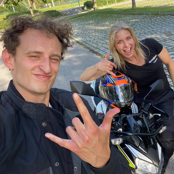 Zwei Personen am Motorrad während eines Motorradtrainings bei der Friendly Drive Fahrschule in München.