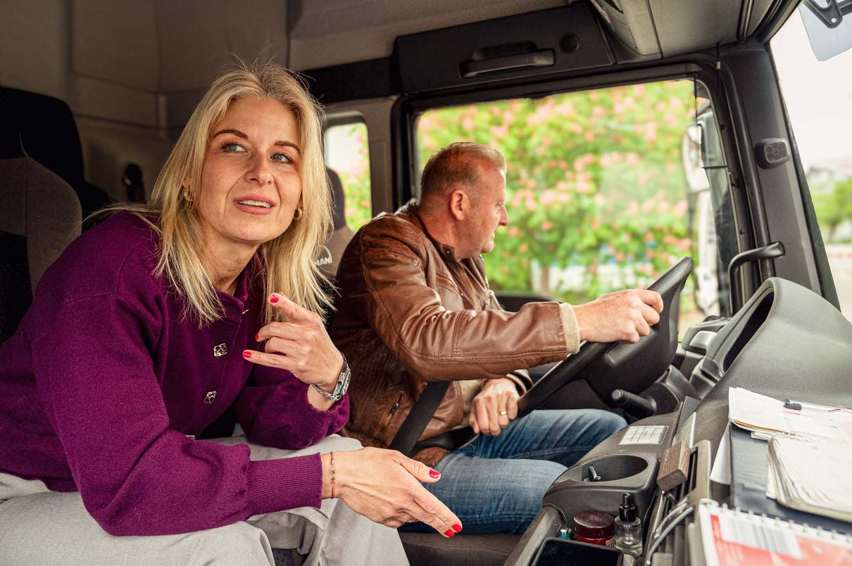 LKW-Führerschein in München mit Friendly Drive Fahrlehrerin begleitet einen Fahrschüler während der LKW-Fahrstunde bei Friendly Drive in München.