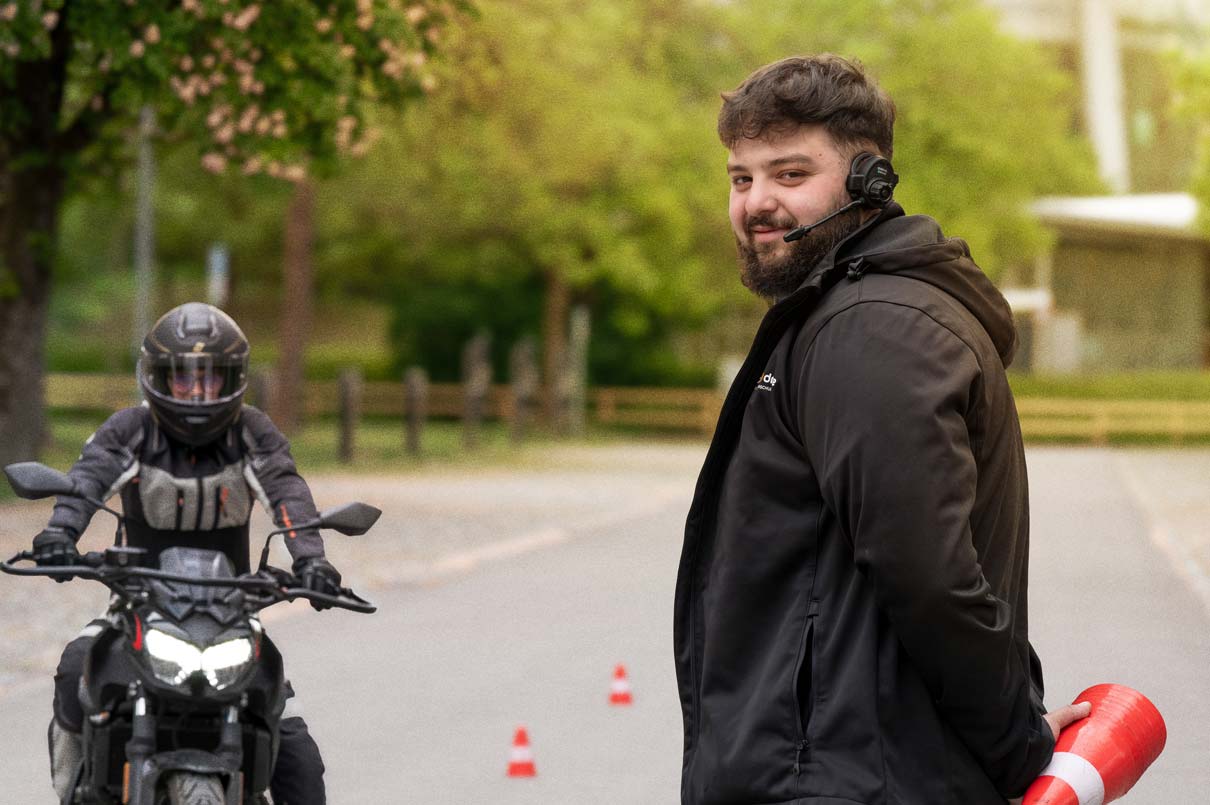 Motorradführerschein in München bei Friendly Drive Motorrad-Fahrstunde bei Friendly Drive in München mit Fahrlehrer und Fahrschüler auf dem Übungsplatz.